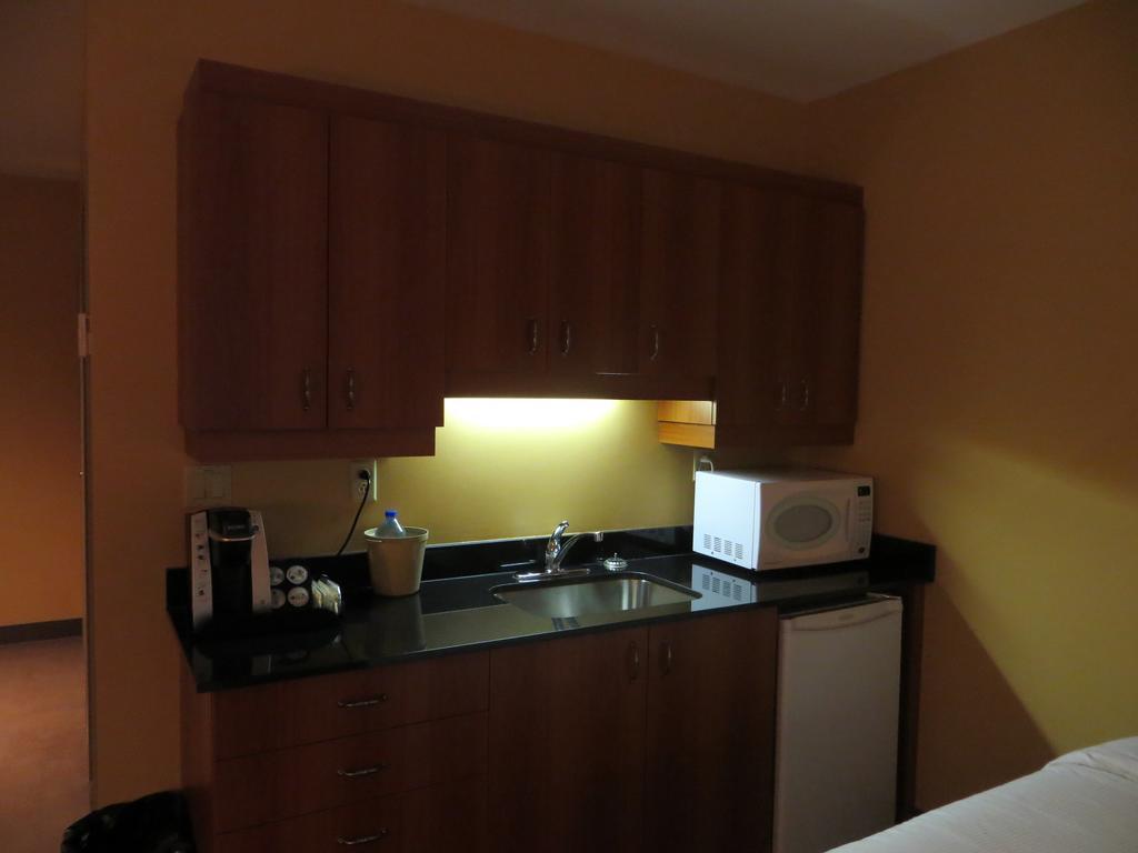 Hotel St-Bernard Saint-Bernard-de-Lacolle Δωμάτιο φωτογραφία