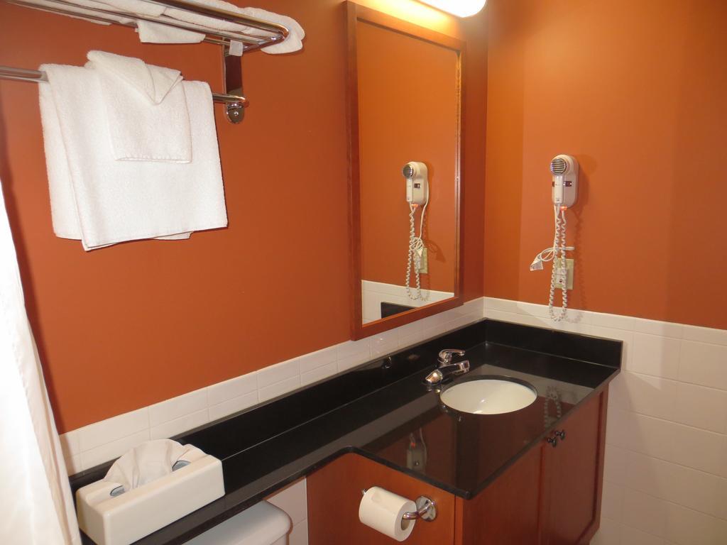 Hotel St-Bernard Saint-Bernard-de-Lacolle Δωμάτιο φωτογραφία