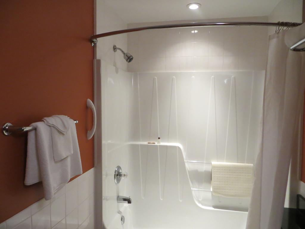 Hotel St-Bernard Saint-Bernard-de-Lacolle Δωμάτιο φωτογραφία