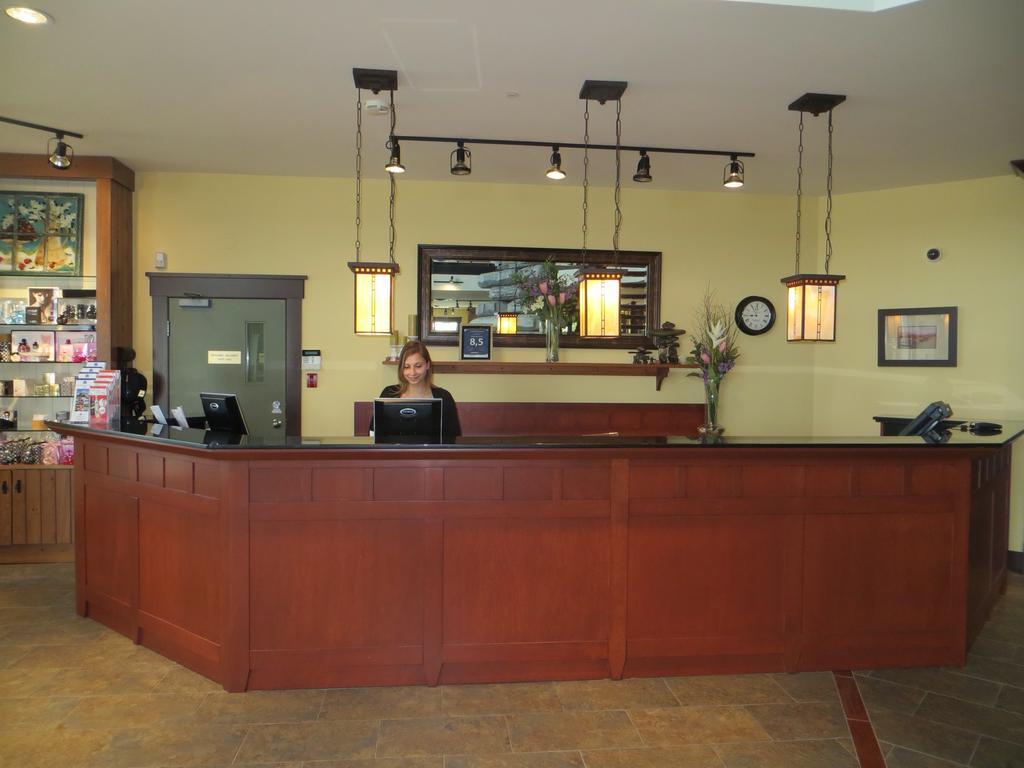 Hotel St-Bernard Saint-Bernard-de-Lacolle Εξωτερικό φωτογραφία