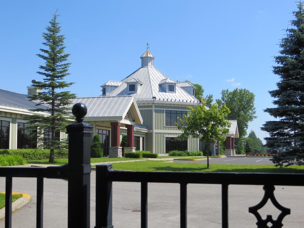 Hotel St-Bernard Saint-Bernard-de-Lacolle Εξωτερικό φωτογραφία