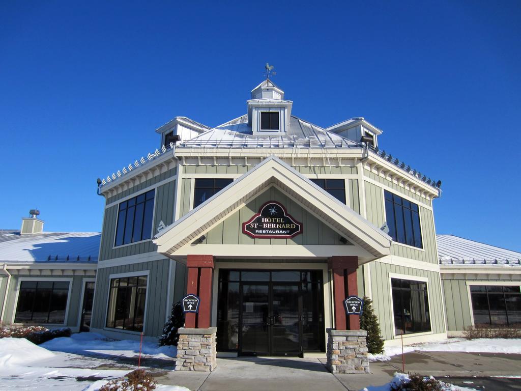 Hotel St-Bernard Saint-Bernard-de-Lacolle Εξωτερικό φωτογραφία